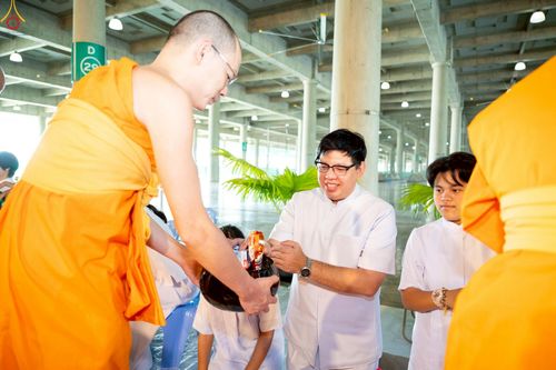 ภาพ No.229622:วันอาทิตย์ที่ 22 มิถุนายน พ.ศ. 2568 พิธีตักบาตรฉลองพระบวชใหม่ โครงการอุปสมบทหมู่ผู้บริหารรุ่นที่ 15 ณ วิหารคด วัดพระธรรมกาย