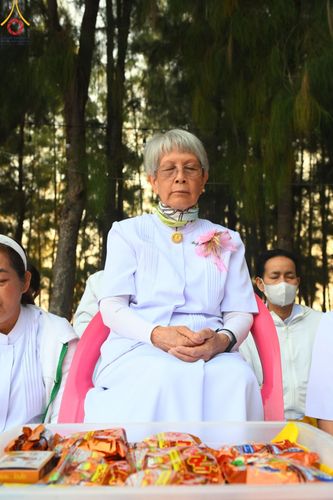 ภาพ No.190203:พิธีตักบาตรพระธรรมยาตรา ณ อนุสรณ์สถานลำดับที่ 1 สถานที่เกิดด้วยรูปกายเนื้อ อนุสรณ์สถานมหาวิหารพระมงคลเทพมุนี (โลตัสแลนด์) อ.สองพี่น้อง จ.สุพรรณบุรี ในโครงการธรรมยาตรา กตัญญูบูชา มหาปูชนียาจารย์ พระมงคลเทพมุนี(สด จนฺทสโร) พระผู้ปราบมาร อนุสรณ์สถาน 7 แห่ง 