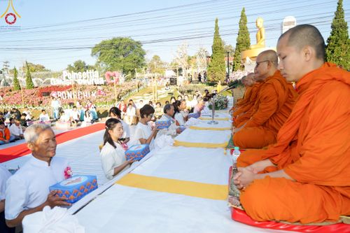 ภาพ No.106786:พิธีตักบาตรพระ ๒๐๐ รูป  "สร้างบุญใหญ่ ส่งท้ายปีเก่า ต้อนรับปีใหม่ ๒๕๖๗" วันอาทิตย์ที่ ๓๑ ธันวาคม ๒๕๖๖ ณ ถนนหน้าที่ว่าการอำเภอภูเรือ อำเภอภูเรือ จังหวัดเลย