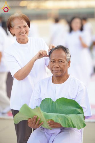 ภาพ No.274731:วันอาทิตย์ที่ 30 พฤศจิกายน พ.ศ. 2568 พิธีปลงผม โครงการอุปสมบทบูชาธรรมมหาปูชนียาจารย์ ปี 2568 ณ ลานธรรมพระมหาธรรมกายเจดีย์ ฝั่งทิศตะวันตก ระหว่างวิหารคดหมายเลข 8 และ 9 วัดพระธรรมกาย