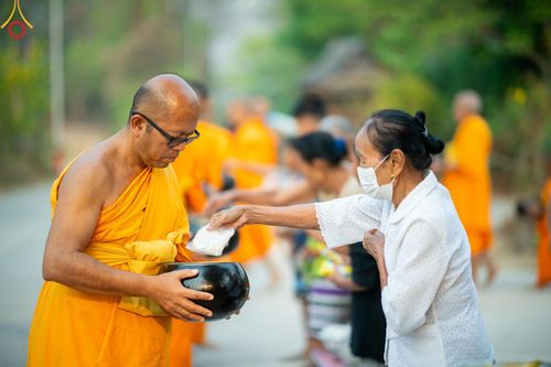 ภาพ No.136963:Photo Story  มหัศจรรย์วัดดงดินแดง Episode 5 กิจกรรมถ่ายภาพหมู่ประวัติศาสตร์ และตักบาตรฉลองพระ-เณรกว่า 500 รูป วันที่ 6 เมษายน พ.ศ. 2567