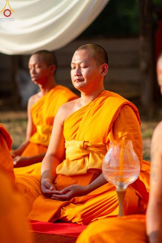 ภาพ No.192626:พิธีจุดประทีปถวายเป็นพุทธบูชา และบูชาธรรมมหาปูชนียาจารย์ ณ อนุสรณ์สถานคลองบางนางแท่น อ.สามพราน จ.นครปฐม ในโครงการธรรมยาตรา กตัญญูบูชา มหาปูชนียาจารย์ พระมงคลเทพมุนี(สด จนฺทสโร) พระผู้ปราบมาร อนุสรณ์สถาน 7 แห่ง ปีที่ 13 วันที่ 10 มกราคม พ.ศ. 2568