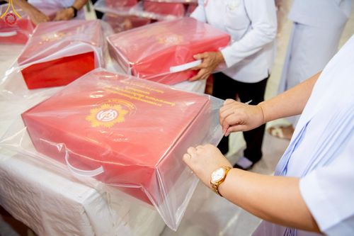 ภาพ No.214315:วันที่ 29 มีนาคม พ.ศ.2568 กิจกรรมใส่ถุงซิปกล่องไทยธรรม เพื่อรักษาความประณีตของกล่องไทยธรรม ในทุกสภาพอากาศ ณ บ้านแก้วเรือนทองคุณยาย วัดพระธรรมกาย