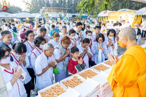 ภาพ No.108434:ถวายภัตตาหารเป็นสังฆทาน แด่คณะพระธรรมยาตราฯ ในโครงการธรรมยาตรากตัญญูบูชา มหาปูชนียาจารย์ พระมงคลเทพมุนี(สด จนฺทสโร) พระผู้ปราบมาร อนุสรณ์สถาน 7 แห่ง ปีที่ 12 วันที่ 7 มกราคม พ.ศ. 2567 ณ อนุสรณ์สถานโลตัสแลนด์ จ.สุพรรณบุรี