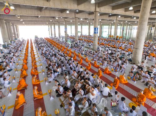 ภาพ No.62540:พิธีถวายบาตรเเละไทยธรรม ในโครงการอุปสมบทหมู่ บูชาธรรมหลวงพ่อธัมมชโย พ.ศ.2567 ณ ลานธรรม พระมหาธรรมกายเจดีย์ วันที่ 13 เมษายน พ.ศ.2567