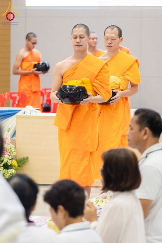 ภาพ No.60757:พิธีตักบาตรพระภิกษุสามเณร ธรรมทายาทระดับอุดมศึกษา วันเสาร์ที่ 20 เมษายน พ.ศ. 2567 ณ ห้องปฎิบัติธรรม ชั้นลอย มหารัตนวิหารคด 13 วัดพระธรรมกาย จ.ปทุมธานี