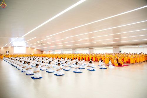 ภาพ No.246525:วันที่ 17 กันยายน พ.ศ. 2568 พิธีรับดวงแก้วนักเรียนบาลี "ดวงแก้วยกชั้นให้ลั่นจักรวาล" ณ ห้องเทวสภา วัดพระธรรมกาย