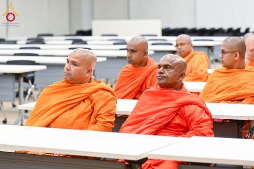 ภาพ No.223019:วันที่ 24 เมษายน พ.ศ. 2568 หลวงพ่อทัตตชีโวต้อนรับคณะสงฆ์ศรีลังกา ณ อาคาร 100 ปี คุณยายมหารัตนอุบาสิกาจันทร์ ขนนกยูง วัดพระธรรมกาย