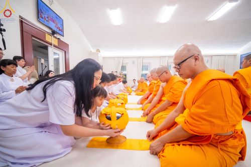 ภาพ No.144989:พิธีบรรพชา และอุปสมบท ธรรมทายาท โดยมี พระเดชพระคุณพระธรรมรัตนาภรณ์ เป็นพระอุปัชฌาย์ ยังความปลื้มปิติใจให้แก่ผู้ปกครอง และคณะญาติมิตร ณ วัดพระธรรมกายนิวเจอร์ซี  ประเทศสหรัฐอเมริกา