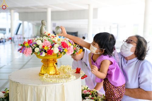 ภาพ No.80249:สาธุชนร่วมสรงน้ำพระและทำบุญ เนื่องในวันสงกรานต์ ณ หอฉันคุณยายอาจารย์ฯ วัดพระธรรมกาย วันที่ 13 เมษายน พ.ศ. 2566