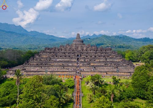 ภาพ No.105163:สามเณรธรรมทายาทชาวอินโดนีเซียกว่า 1,000 รูป เดินธรรมยาตรา บูชาพระสัมมาสัมพุทธเจ้า ณ มหาเจดีย์บุโรพุทโธ ประเทศอินโดนีเซีย ในวันที่ 27 ธันวาคม พ.ศ. 2566