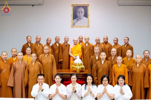 ภาพ No.222924:วันที่ 23 เมษายน พ.ศ. 2568 หลวงพ่อทัตตชีโวต้อนรับคณะสงฆ์จีน ณ อาคาร 100 ปี คุณยายมหารัตนอุบาสิกาจันทร์ ขนนกยูง วัดพระธรรมกาย