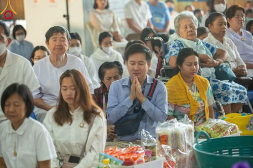 ภาพ No.115453:พิธีตักบาตรฉลองพระใหม่ ในโครงการอุปสมบทหมู่บูชาธรรม 115 ปี คุณยายอาจารย์มหารัตนอุบาสิกาจันทร์ ขนนกยูง วันที่ 19  มกราคม พ.ศ. 2567 ณ มหารัตนวิหารคด วัดพระธรรมกาย