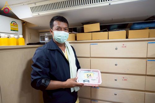 ภาพ No.230328:วันจันทร์ที่ 30 มิถุนายน พ.ศ. 2568 เจ้าอาวาสวัดพระธรรมกาย เยี่ยมอนุโมทนาให้กำลังใจ บุคลากรทางการแพทย์-เจ้าหน้าที่ผู้ปฏิบัติงาน โครงการรถตัดแว่นสายตาเคลื่อนที่สภากาชาดไทย เพื่อเด็กนักเรียนในชนบท พื้นที่จังหวัดปทุมธานี