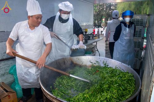 ภาพ No.194884:พิธีถวายภัตตาหารเป็นสังฆทาน แด่พระธรรมยาตรา ณ อนุสรณ์สถานมหาวิหารพระมงคลเทพมุนี (โลตัสแลนด์) อ.สองพี่น้อง จ.สุพรรณบุรี ในโครงการธรรมยาตรา กตัญญูบูชา มหาปูชนียาจารย์ พระมงคลเทพมุนี(สด จนฺทสโร) พระผู้ปราบมาร แห่ง ปีที่ 13 วันที่ 14 มกราคม พ.ศ.2568