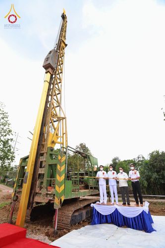 ภาพ No.76115:9พิธีวางศิลาฤกษ์ และตอกเสาเข็มมงคลต้นแรก สร้างหอฉันคุณยายอาจารย์มหารัตนอุบาสิกาจันทร์ ขนนกยูง  ณ ศูนย์ปฎิบัติธรรมนานาชาติสะเดา จ.สงขลา วันที่ 27 มกราคม พ.ศ. 2566