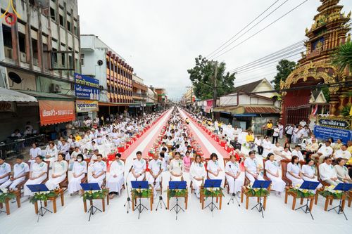 ภาพ No.146223:ตักบาตรพระ 1,384 รูป ทำบุญเมืองฝางครบรอบ 1,383 ปี ถวายเป็นพระราชกุศลแด่พระบาทสมเด็จพระเจ้าอยู่หัว เนื่องในโอกาสพระราชพิธีมหามงคล เฉลิมพระชนมพรรษา 6 รอบ 72 พรรษา วันเสาร์ที่ 27 กรกฎาคม พ.ศ.2567  ณ ถนนหน้าที่ว่าการอำเภอฝาง จ.เชียงใหม่