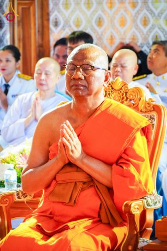 ภาพ No.146674:พิธีต้อนรับสัญญาบัตร พัดยศ ผ้าไตร ในโอกาสที่พระบาทสมเด็จพระเจ้าอยู่หัว ทรงพระกรุณาโปรดพระราชทานสัญญาบัตรตั้งสมณศักดิ์ พระวิมลศาสนวิเทศ (สำรวจ กมโล) เจ้าอาวาสวัดไทยนอร์เวย์ เป็นพระราชาคณะชั้นราช ในราชทินนามที่ “พระราชวชิรศาสนวิเทศ”