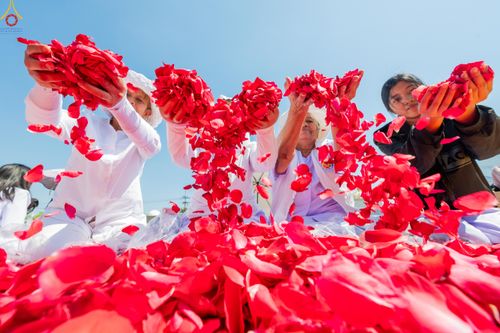 ภาพ No.304041:วันที่ 25 มกราคม พ.ศ. 2569 พิธีต้อนรับพระธรรมยาตรา  รร.สามัคคีราษฏร์บำรุง-วัดพระธรรมกาย ในโครงการธรรมยาตรา กตัญญูบูชา มหาปูชนียาจารย์ พระมงคลเทพมุนี(สด จนฺทสโร) พระผู้ปราบมาร อนุสรณ์สถาน 7 แห่ง ปีที่ 14