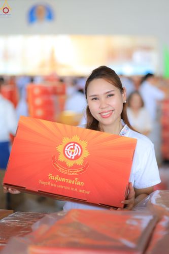 ภาพ No.322009:วันที่ 12 -13 เมษายน พ.ศ.2569 การเตรียมกล่องไทยธรรม + การขนย้ายเก้าอี้ เพื่องานถวายมหาสังฆทาน 40,000 กว่าวัดทั่วประเทศ วันคุ้มครองโลก 22 เมษายน พ.ศ.2569 วัดพระธรรมกาย