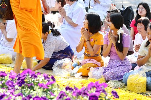 ภาพ No.304796:วันที่ 25 มกราคม พ.ศ. 2569 พิธีต้อนรับพระธรรมยาตรา (ภาพชุดที่ 2) รร.สามัคคีราษฏร์บำรุง-วัดพระธรรมกาย ในโครงการธรรมยาตรา กตัญญูบูชา มหาปูชนียาจารย์ พระมงคลเทพมุนี(สด จนฺทสโร) พระผู้ปราบมาร อนุสรณ์สถาน 7 แห่ง ปีที่ 14