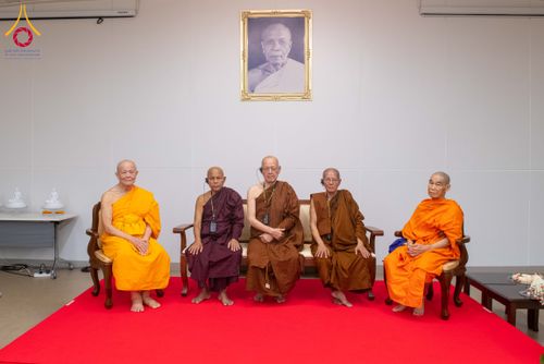 ภาพ No.324839:วันพฤหัสบดีที่ 23 เมษายน พ.ศ.2569  หลวงพ่อทัตตชีโว รองเจ้าอาวาสวัดพระธรรมกาย ถวายการต้อนรับและปฏิสันถารคณะชาวเมียนมาและคณะไทยใหญ่