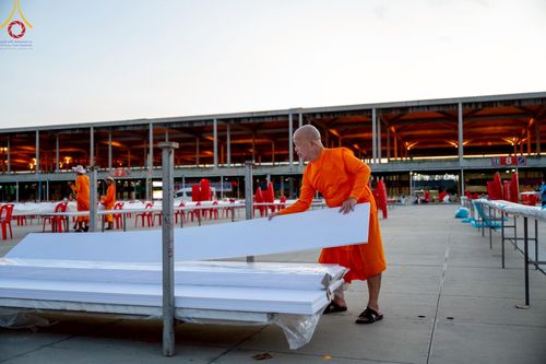 ภาพ No.219186:วันที่ 19-21 เมษายน พ.ศ. 2568 การเตรียมงานในลานธรรม , วิหารคด เพื่องานวันคุ้มครองโลก 22 เมษายน พ.ศ. 2568