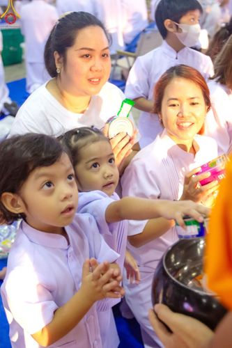 ภาพ No.207345:พิธีตักบาตร และปฏิบัติธรรมช่วงสาย ในวันมาฆบูชา วันพุธที่ 12 กุมภาพันธ์ พ.ศ. 2568 ณ วัดพระธรรมกาย จังหวัดปทุมธานี