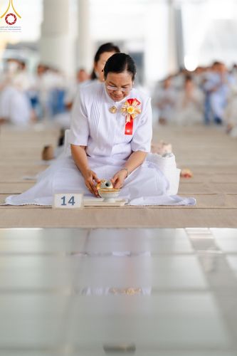 ภาพ No.205794:พิธีสวดพระพุทธมนต์ และถวายภัตตาหารเมนูสวรรค์แด่พระภิกษุ สามเณร วันจันทร์ที่ 3 กุมภาพันธ์ พ.ศ. 2568 ณ หอฉันคุณยายอาจารย์ฯ วัดพระธรรมกาย