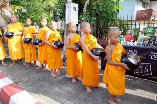 ภาพ No.235264:วันอาทิตย์ที่ 27 กรกฎาคม พ.ศ. 2568 พิธีตักบาตรพระ1,000 รูป ทำบุญเมืองพัทลุง ประธานสงฆ์ พระปริยัติวชิโรดม  เจ้าคณะจังหวัดพัทลุง ประธานฆราวาส นายรัฐศาสตร์ ชิดชู  ผู้ว่าราชการจังหวัดพัทลุง