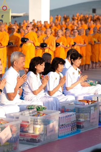 ภาพ No.187847:พิธีตักบาตรฉลองพระใหม่ ต้อนรับพุทธศักราช 2568 ณ ลานธรรมพระมหาธรรมกายเจดีย์ วัดพระธรรมกาย จ.ปทุมธานี วันที่ 1 มกราคม พ.ศ. 2568