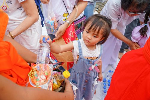 ภาพ No.146353:ตักบาตรพระ 1,384 รูป ทำบุญเมืองฝางครบรอบ 1,383 ปี ถวายเป็นพระราชกุศลแด่พระบาทสมเด็จพระเจ้าอยู่หัว เนื่องในโอกาสพระราชพิธีมหามงคล เฉลิมพระชนมพรรษา 6 รอบ 72 พรรษา วันเสาร์ที่ 27 กรกฎาคม พ.ศ.2567  ณ ถนนหน้าที่ว่าการอำเภอฝาง จ.เชียงใหม่