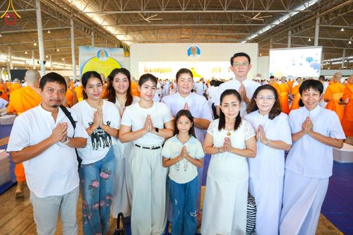 ภาพ No.151111:พิธีตักบาตร ในวันอาทิตย์ต้นเดือน วันที่ 1 กันยายน พ.ศ. 2567 ณ สภาธรรมกายสากล วัดพระธรรมกาย