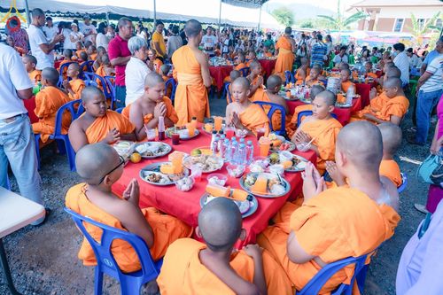 ภาพ No.133555:พิธีขอขมารับผ้าไตร, พิธีบรรพชาสามเณร, สามเณรออกบิณฑบาต ในโครงการบรรพชาสามเณร ฟื้นฟูพระพุทธศาสนาทั่วไทย  ณ ศูนย์ปฏิบัติธรรม และอบรมเยาวชนเมืองยะลา วันที่ 3 เมษายน พ.ศ. 2567