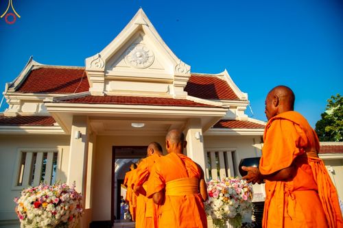 ภาพ No.197751:พิธีตักบาตรพระธรรมยาตรา ณ อนุสรณ์สถานลำดับที่ 4 สถานที่เกิดด้วยกายธรรม วัดโบสถ์(บน) ต.บางคูเวียง จ.นนทบุรี ในโครงการธรรมยาตรา กตัญญูบูชา มหาปูชนียาจารย์ พระมงคลเทพมุนี(สด จนฺทสโร) พระผู้ปราบมาร อนุสรณ์สถาน 7 แห่ง ปีที่ 13 วันที่ 19 มกราคม พ.ศ. 2568