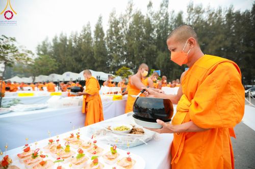ภาพ No.111961:พิธีถวายภัตตาหารเป็นสังฆทาน แด่คณะพระธรรมยาตราฯ ในโครงการธรรมยาตรา กตัญญูบูชา มหาปูชนียาจารย์ พระมงคลเทพมุนี(สด จนฺทสโร) พระผู้ปราบมาร อนุสรณ์สถาน 7 แห่ง ปีที่ 12 วันที่ 14 มกราคม พ.ศ. 2567 ณ อนุสรณ์สถานมหาวิหารพระมงคลเทพมุนี  (โลตัสแลนด์) อ.สองพี่น้อง จ
