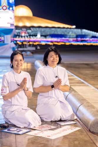 ภาพ No.150418:พิธีจุดประทีป และพิธีฉลองชัยสวดมนต์ บทธัมมจักกัปปวัตตนสูตร ครบ 6,668,272,727 จบ เนื่องในวันธรรมชัย 27 สิงหาคม พ.ศ. 2567 ณ มหารัตนวิหารคด วัดพระธรรมกาย