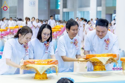 ภาพ No.215501:วันอาทิตย์ต้นเดือนที่ 6 เมษายน พ.ศ. 2568 ขบวนอัญเชิญผ้าป่าสมทบ มหาสังฆทาน 40,000 กว่าวัดทั่วประเทศ ณ สภาธรรมกายสากล วัดพระธรรมกาย