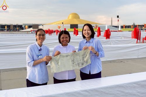 ภาพ No.218568:วันที่ 15 - 18 เมษายน พ.ศ. 2568 การเตรียมภาชนะสำหรับถวายภัตตาหาร , การจัดโต๊ะเก้าอี้ในลานธรรม , การแพ็คพัสดุงานต้อนรับ เพื่องานวันคุ้มครองโลก 22 เมษายน พ.ศ.2568 วัดพระธรรมกาย