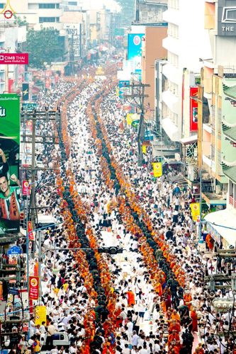 ภาพ No.237171:วันอาทิตย์ที่ 10 สิงหาคม พ.ศ. 2568 มหาสังฆทานครั้งยิ่งใหญ่ ตักบาตรพระ 10,000 รูป ถ.นิพัทธ์อุทิศ 3 ใจกลางนครหาดใหญ่ จ.สงขลา (ชุดที่ 2)