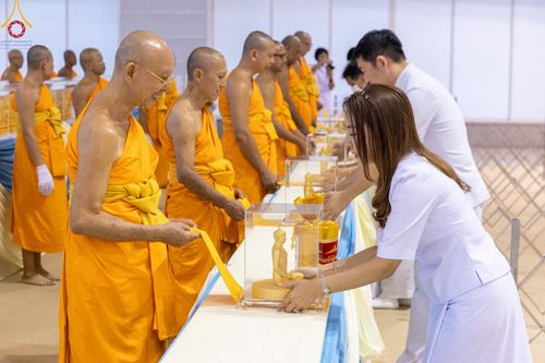 ภาพ No.159589:สัมมนาพิเศษและพิธีมอบองค์พระธรรมกาย 2,000 องค์ ณ ห้องแก้วสารพัดนึก 1 วัดพระธรรมกาย วันอาทิตย์ต้นเดือนที่ 6 ตุลาคม พ.ศ. 2567