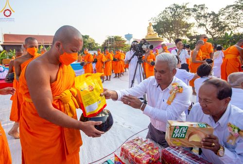 ภาพ No.112813:พิธีตักบาตรพระธรรมยาตราฯ ณ วัดสองพี่น้อง จ.สุพรรณบุรี วันที่ 15 มกราคม พ.ศ. 2567