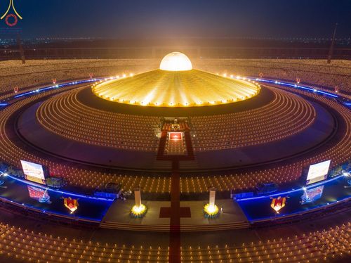 ภาพ No.77306:พิธีจุดมาฆประทีป ในวันมาฆบูชา อาทิตย์ต้นเดือนที่ 6 มีนาคม พ.ศ. 2566 ณ วัดพระธรรมกาย อ.คลองหลวง จ.ปทุมธานี