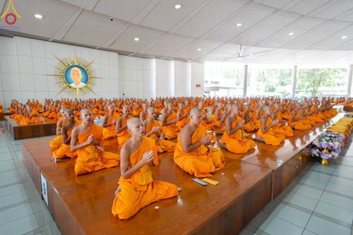 ภาพ No.143293:พิธีถวายภัตตาหารเพื่อเป็นกำลังแห่งการเข้าถึงธรรม ของพระภิกษุสามเณร วัดพระธรรมกาย วันเสาร์ที่ 6 กรกฏาคม พ.ศ. 2567 ณ หอฉันคุณยายอาจารย์ วัดพระธรรมกาย จ.ปทุมธานี