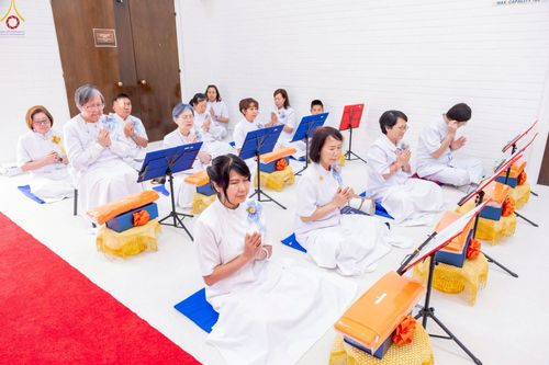 ภาพ No.252349:วันที่ 4-5 ตุลาคม พ.ศ. 2568  วัดพระธรรมกายแคลิฟอร์เนีย ประเทศสหรัฐอเมริกา ได้จัดพิธีตัดปอยผม โดยคณะสงฆ์ ญาติ ๆ และสาธุชน ให้กับนาคธรรมทายาท 8 ท่าน และได้จัดพิธีบรรพชา-อุปสมบท ฉลองพิธีทอดกฐินบรมจักรพรรดิ สร้างอุโบสถ 82 ปี บูชาธรรมหลวงพ่อธัมมชโย