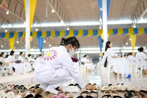 ภาพ No.89549:พิธีตักบาตร ข้าวสารอาหารแห้ง พิธีบูชาข้าวพระ และพิธีจุดเทียนใจ ไฟนิรันดร์  อนันตชัย ณ สภาธรรมกายสากล วัดพระธรรมกาย วันอาทิตย์ที่ 1 ตุลาคม พ.ศ. 2566