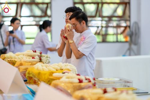 ภาพ No.160912:พิธีเจริญพระพุทธมนต์ และปิดแผ่นทองรูปเหมือน พระเดชพระคุณพระมงคลเทพมุนี (สด จนฺทสโร) พระผู้ปราบมาร จำนวน 3 องค์ วันเสาร์ที่ 5 ตุลาคม พ.ศ. 2567 ณ อาคารปลูกศรัทธา 2 (ชานชลาเดิม) วัดพระธรรมกาย อ.คลองหลวง จ.ปทุมธานี
