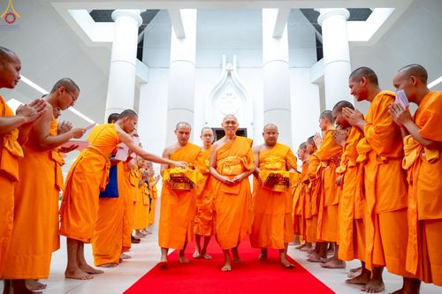 ภาพ No.227812:วันเสาร์ที่ 31 พฤษภาคม พ.ศ.2568 พิธีถวายผ้าไตรแด่สามเณรผู้เข้ารับการอุปสมบท , พิธีอุปสมบทสามเณรเตรียม DCI วัดพระธรรมกาย จ.ปทุมธานี