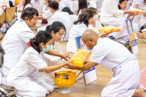 ภาพ No.217062:วันเสาร์ที่ 12 เมษายน พ.ศ. 2568 พิธีเวียนประทักษิณรอบพระมหาธรรมกายเจดีย์  พิธีวันทาเจดีย์ พิธีขอขมาและมอบผ้าไตร ในโครงการอุปสมบทหมู่ บูชาธรรมหลวงพ่อธัมมชโย, โครงการธรรมทายาท ระดับอุดมศึกษา รุ่นที่ 52 ,  โครงการบวชพระนานาชาติ AEC & WAB CEO รุ่นที่ 4 , ณ ว