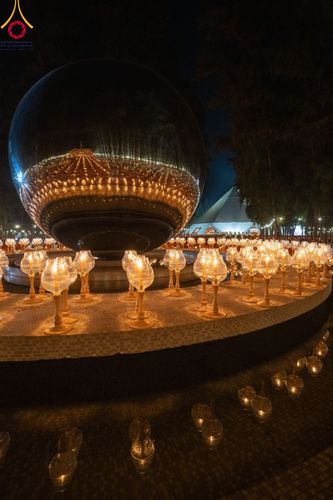 ภาพ No.107229:พิธีจุดประทีปถวายเป็นพุทธบูชา และบูชาธรรมมหาปูชนียาจารย์ ในโครงการธรรมยาตรากตัญญูบูชา มหาปูชนียาจารย์ พระมงคลเทพมุนี(สด จนฺทสโร) พระผู้ปราบมาร  อนุสรณ์สถาน 7 แห่ง ปีที่ 12  วันที่ 6 มกราคม พ.ศ. 2567 ณ อนุสรณ์สถานมหาวิหารพระมงคลเทพมุนี อ.สองพี่น้อง จ.สุพร